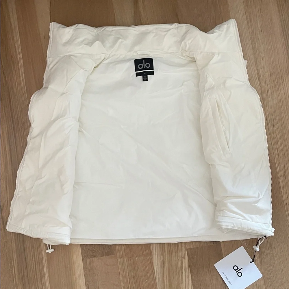ALO Yoga Cream White Puffer Vest